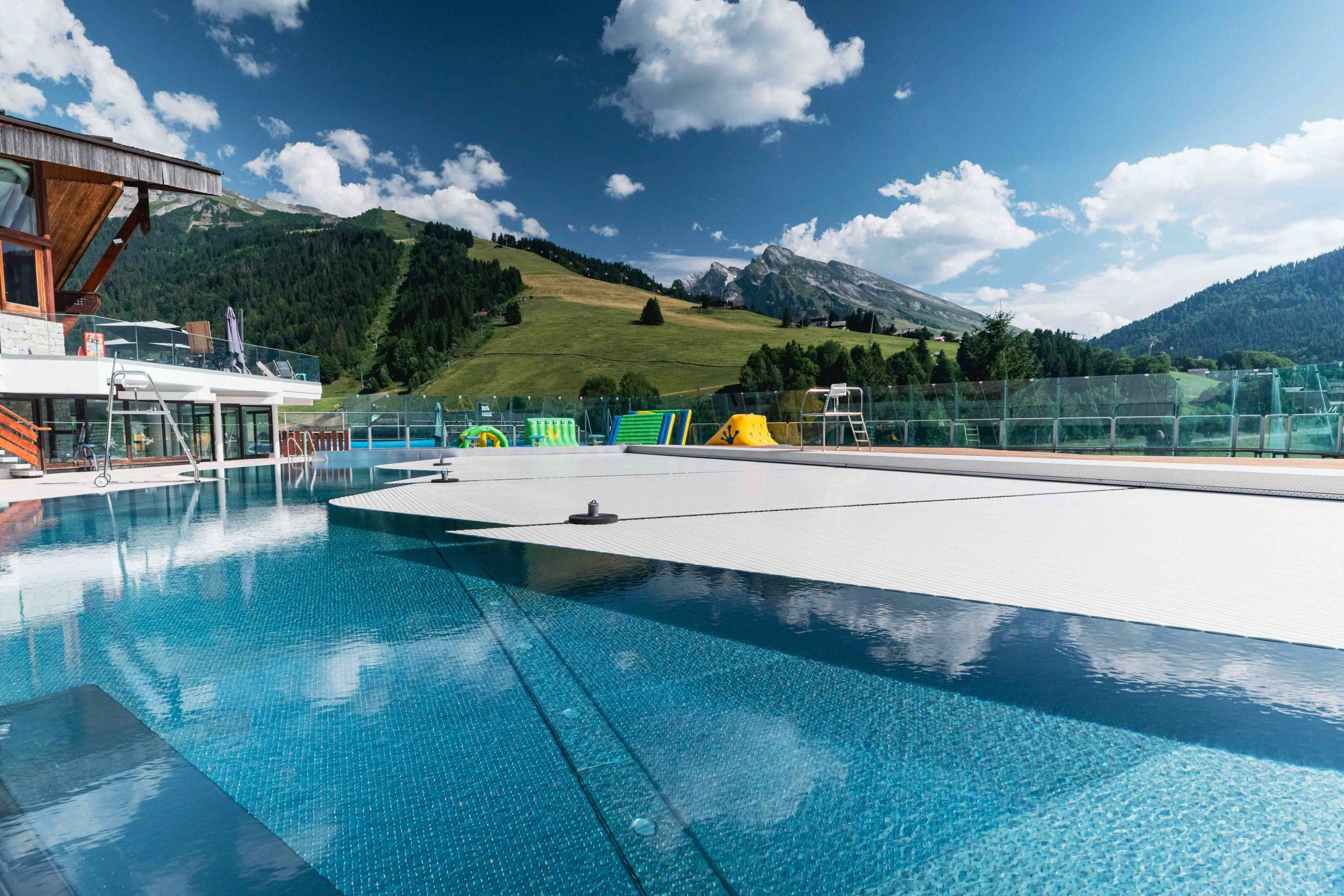 Photographe de piscine en extérieur en montagne