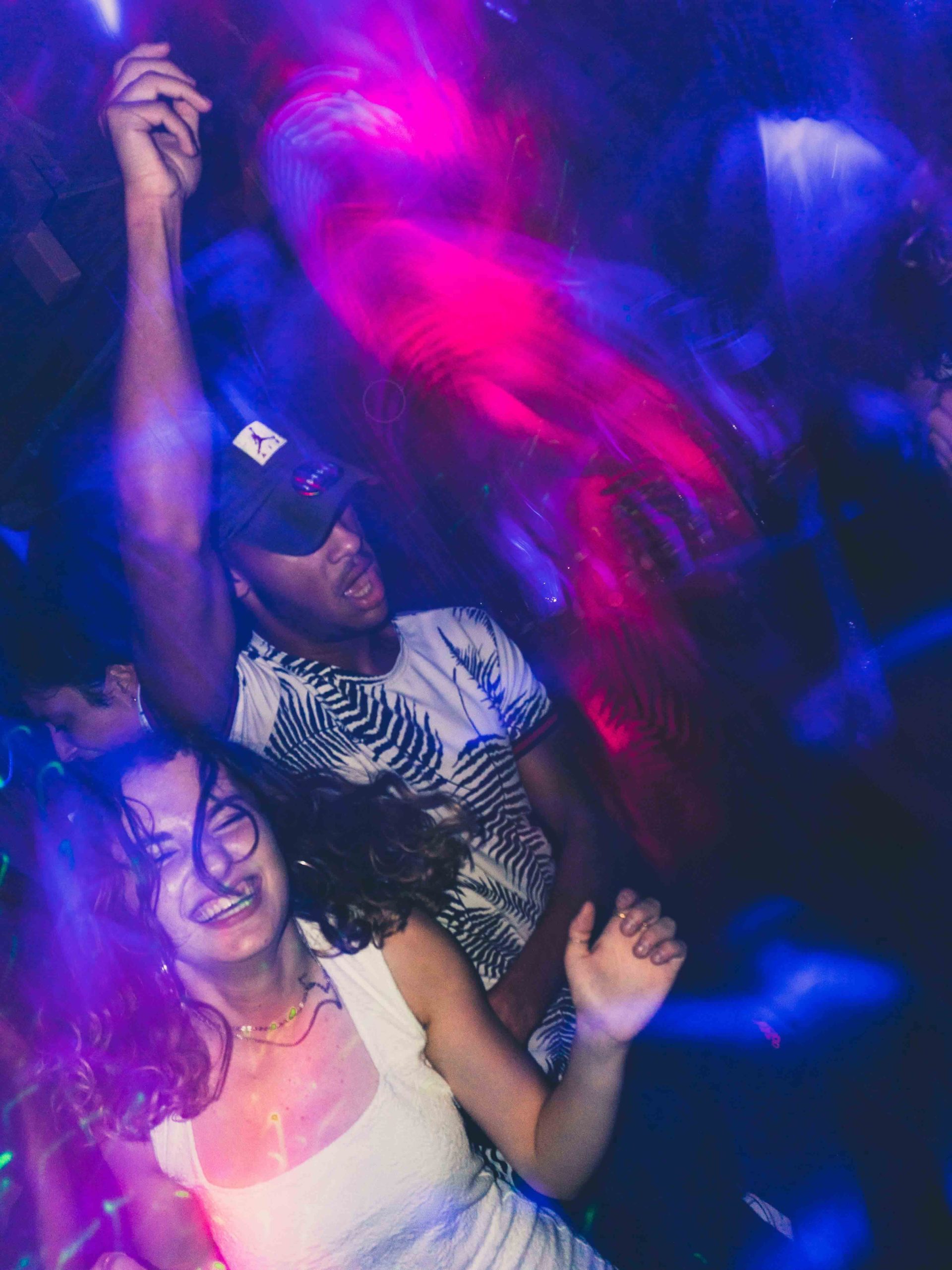 Photographe de boite de nuit Maya et Eli, Believe Night Club