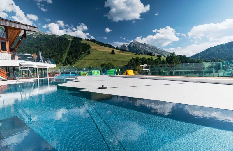 Photographe de piscine en extérieur en montagne